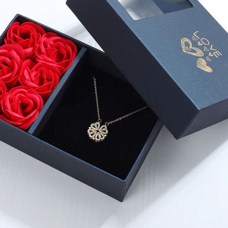 Colar Trevo do Amor - Caixa com 6 Rosas